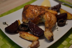 Knusprige Hähnchenkeule mit gebackener roter Beete