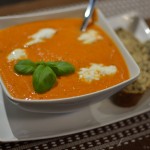 Tomaten-Paprika Suppe mit Büffelmozzarella