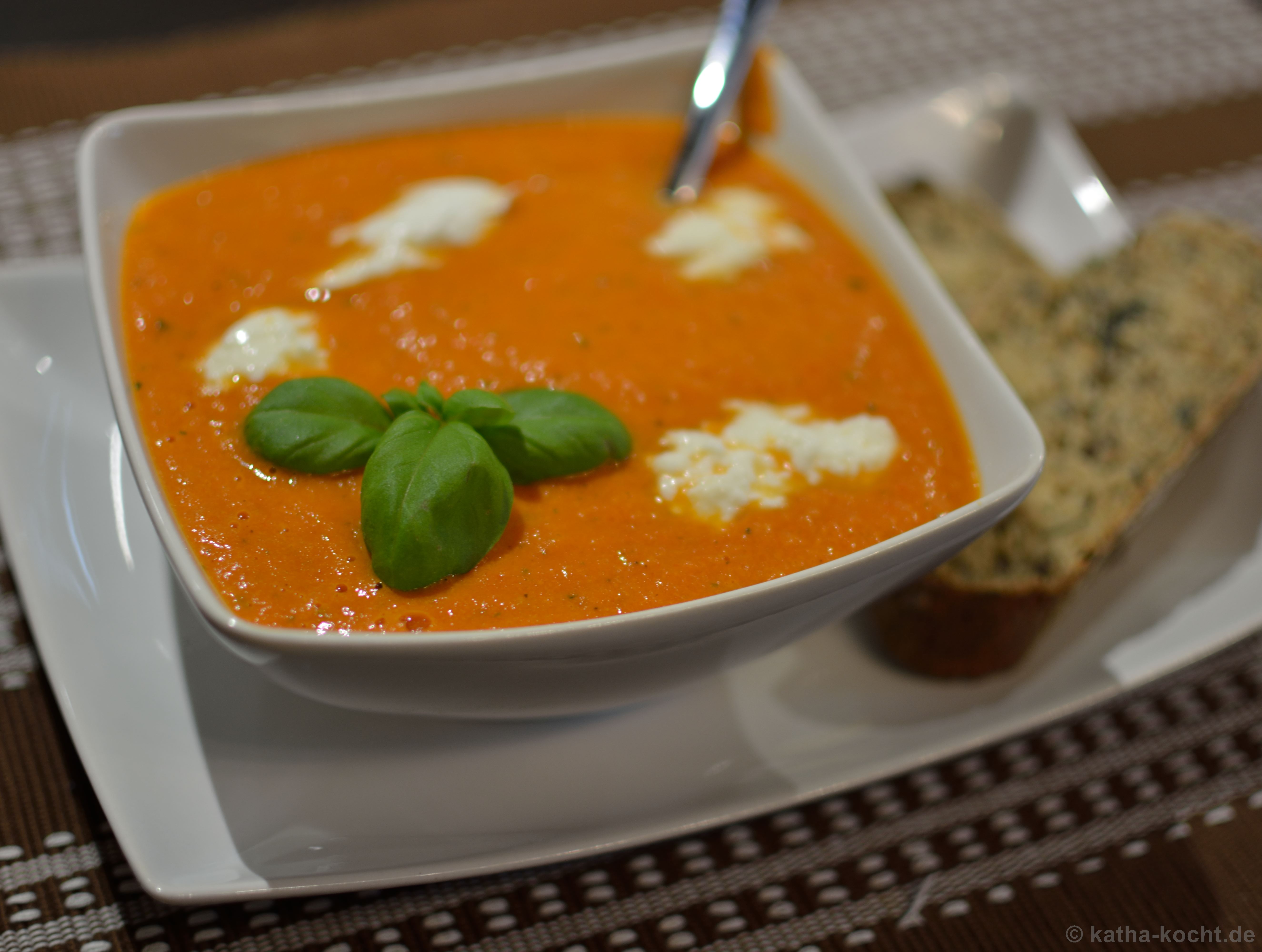 Tomaten-Paprika Suppe mit Büffelmozzarella