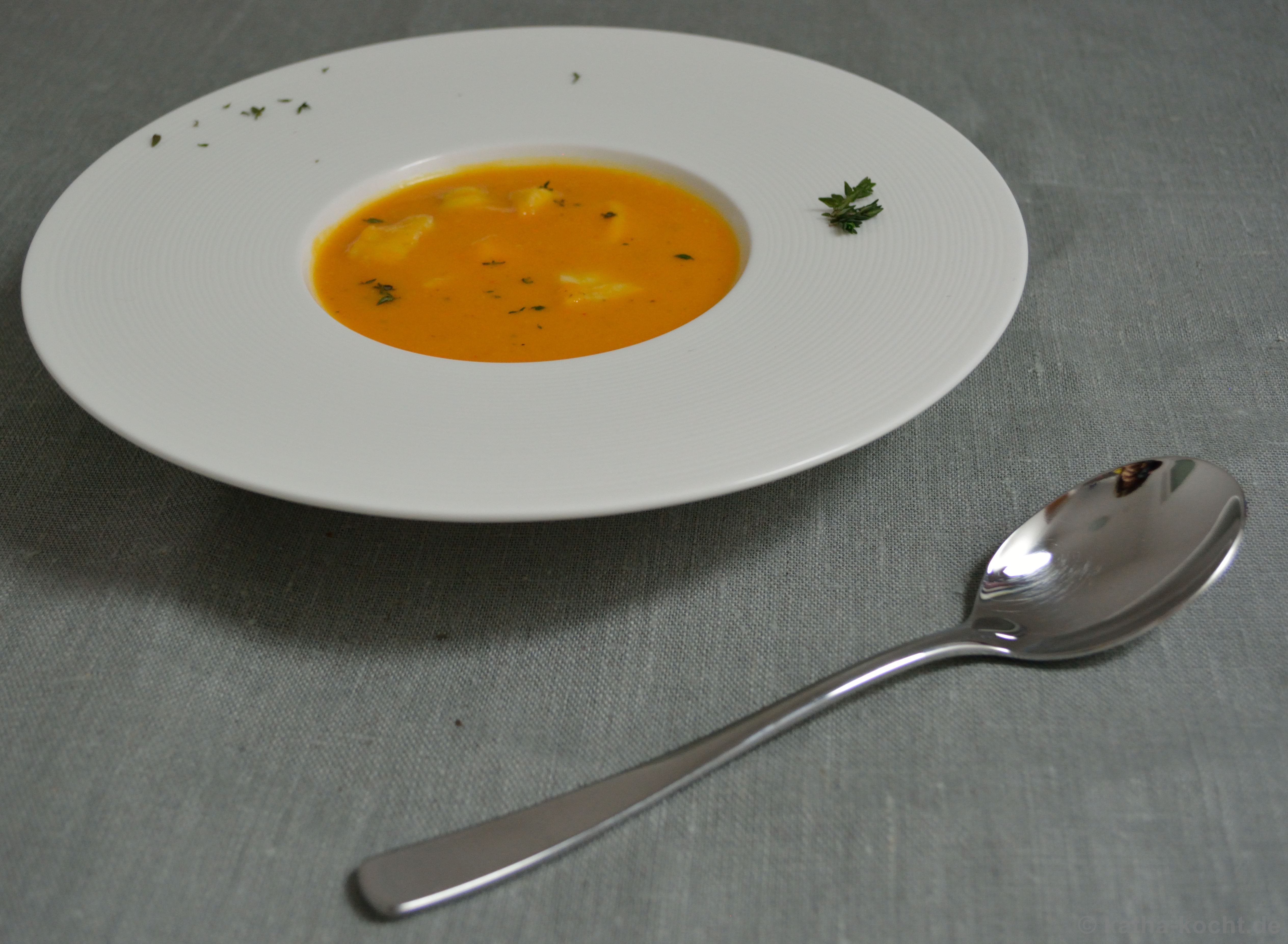 Süßkartoffel-Mango Suppe mit Seeteufel