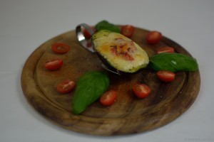 Gebackene Avocado mit Ziegenkäse