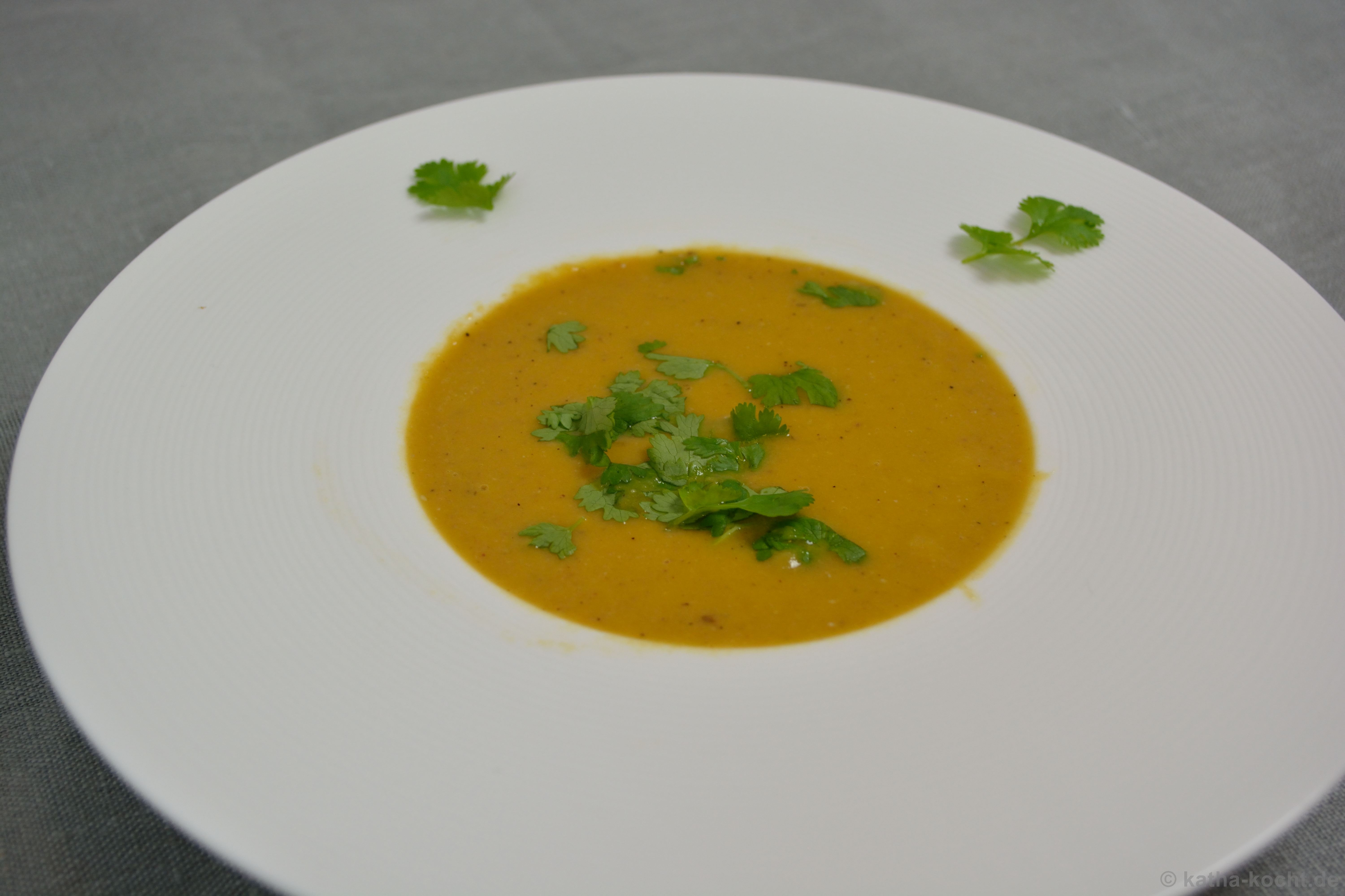 Scharfe indische Karotten-Linsen Suppe