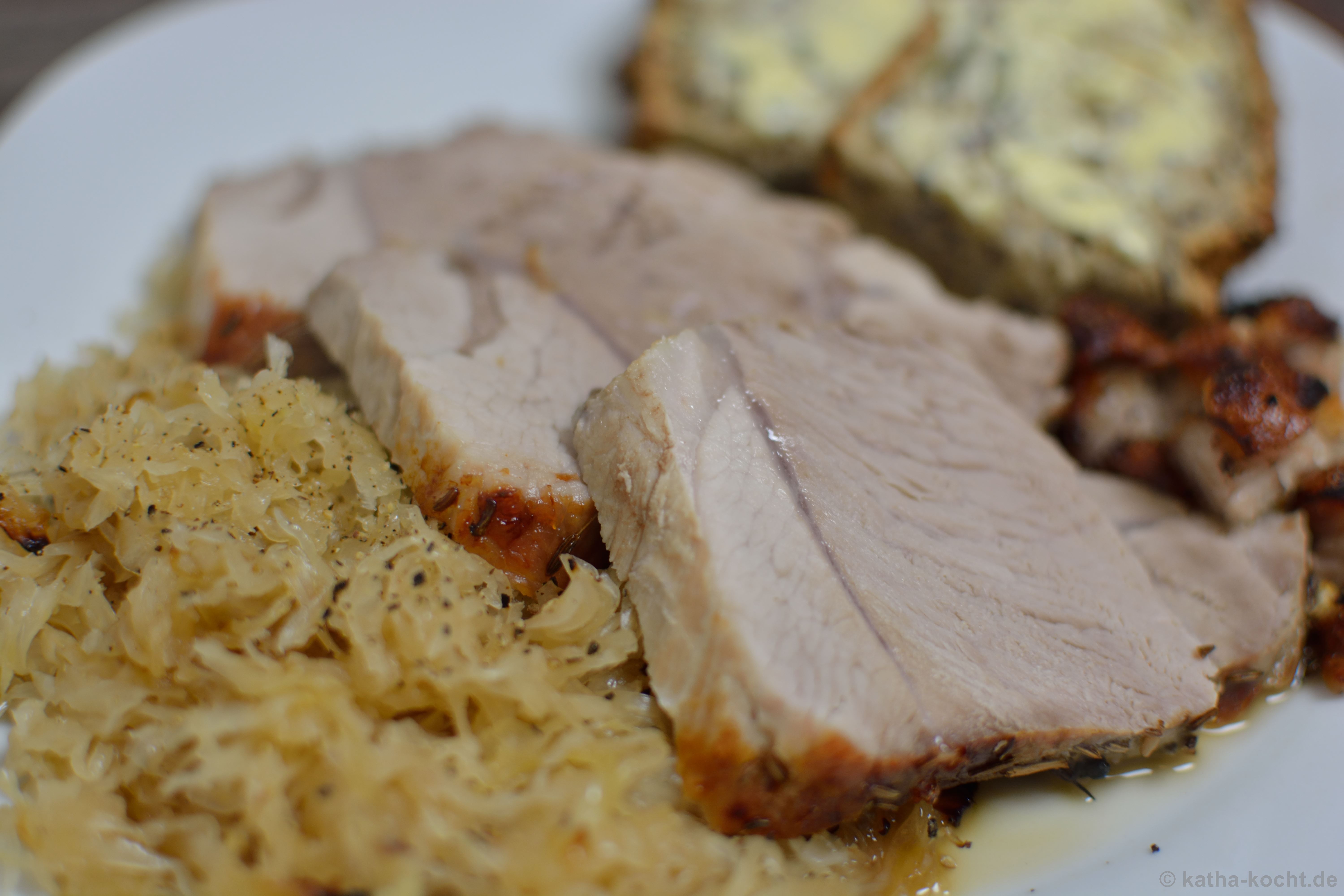 Schweinekrustenbraten mit Sauerkraut