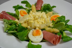 Warmer Spargelsalat mit Schinken und Ei Warmer Spargelsalat mit Schinken und Ei