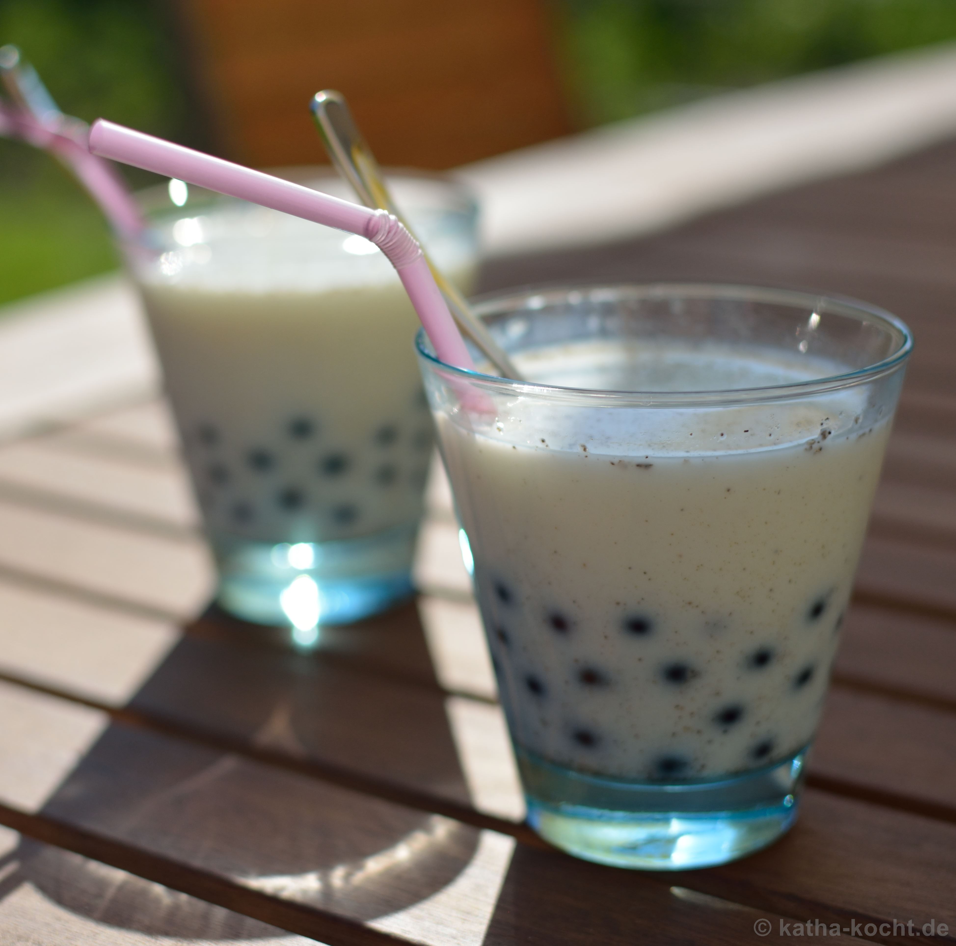 Erste Ernte und schwarze Johannisbeeren in Vanillemilch