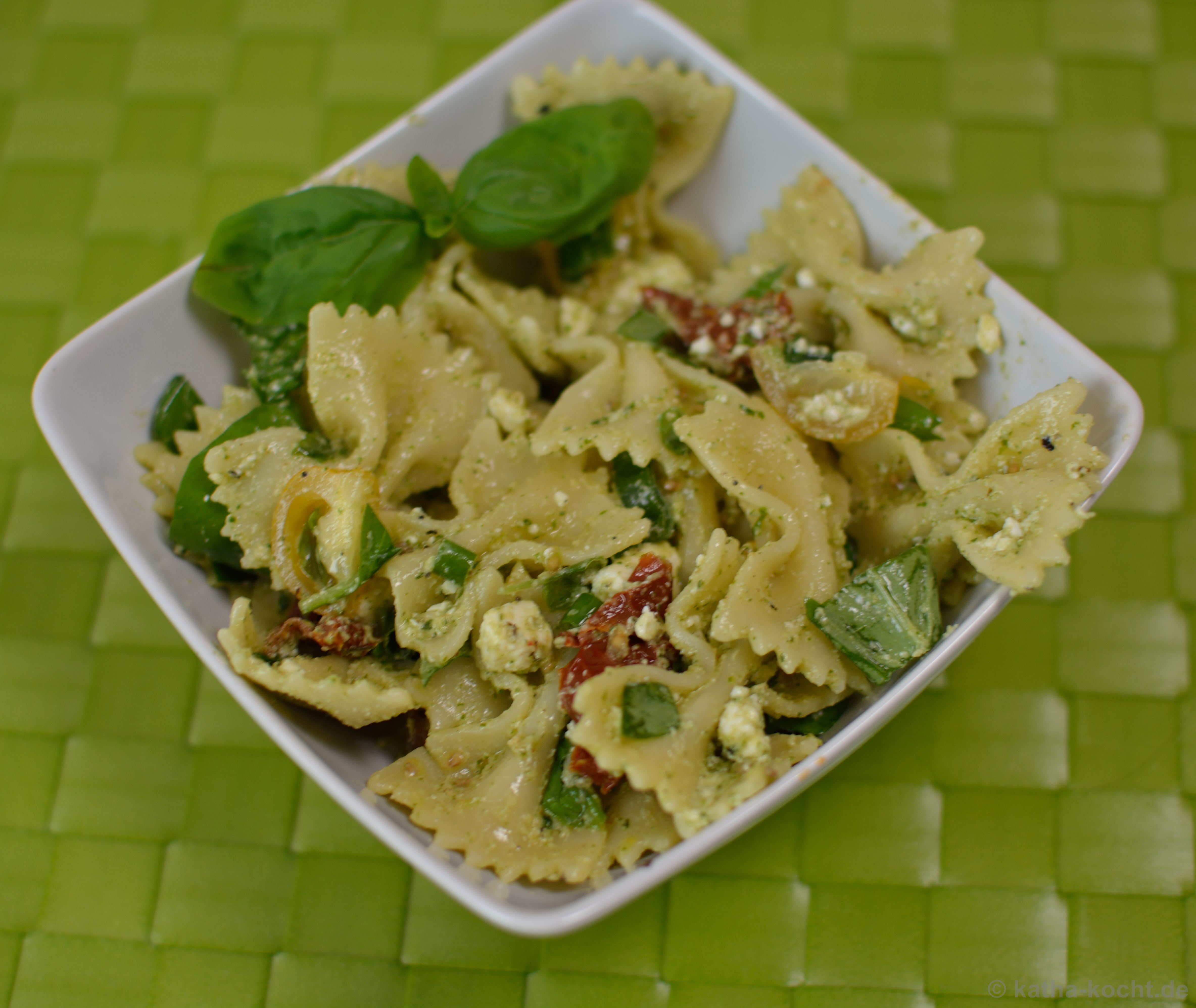 Nudelsalat mit Rucolapesto und gelben Tomaten