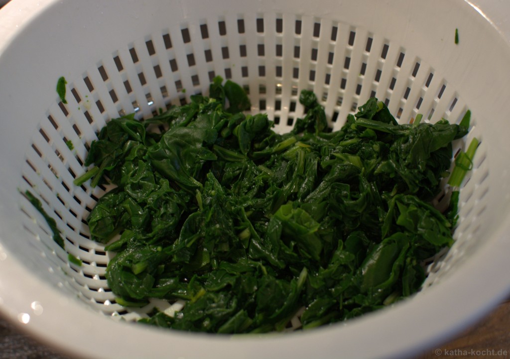 Blätterteigteilchen mit Mangold und Pinienkernen - Katha-kocht!