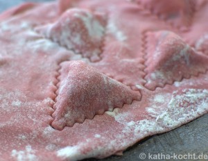 Rote_Beete_Ravioli_Mit_Ziegenkäsefüllung_8