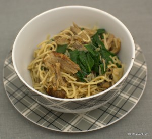 Asia Nudelpfanne mit Eisbein und Knoblauch