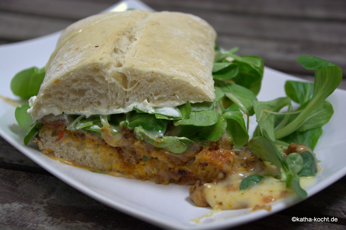 Bolognese-Sandwich mit Schweizer Käse