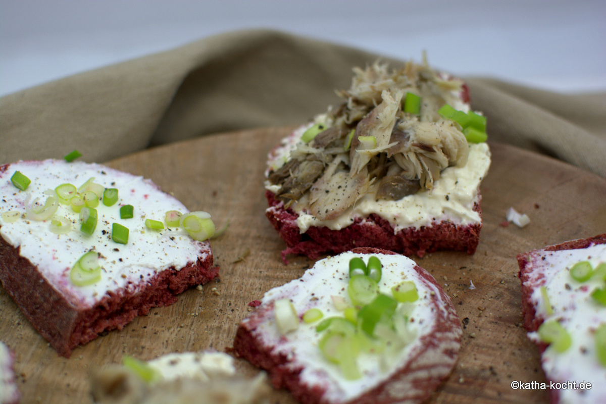 Schnittchen mit Rote-Bete Brot und Räucherfisch