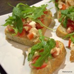 Tomate-Mozzarella Bruschetta mit Rucola