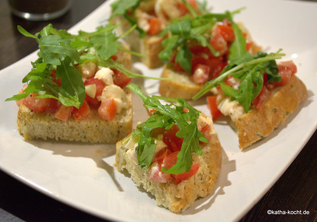 Tomate-Mozzarella Bruschetta mit Rucola - Katha-kocht!