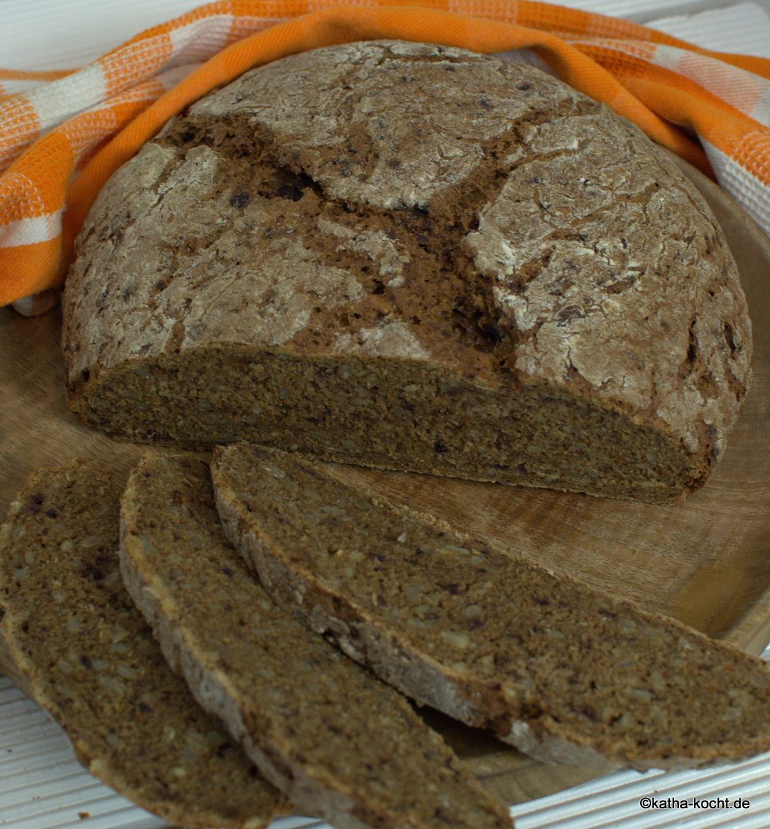 Dinkel Karotten Brot mit Sonnenblumenkernen