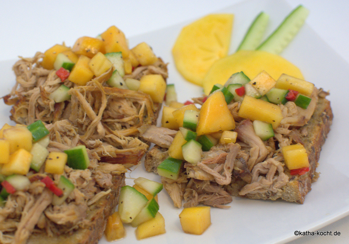 Pulled Pork Brot mit Kaki-Gurken Topping