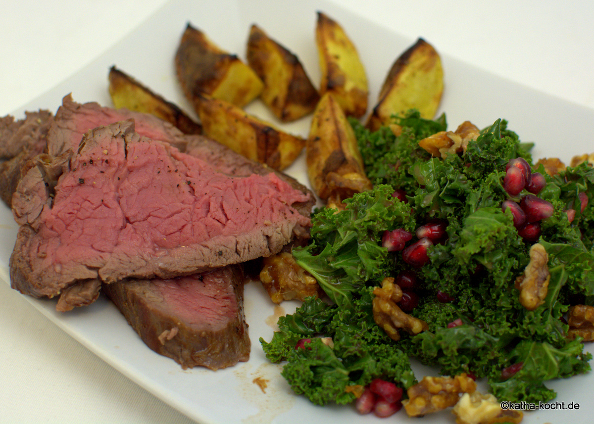 Rinderfilet auf frischem Grünkohlsalat