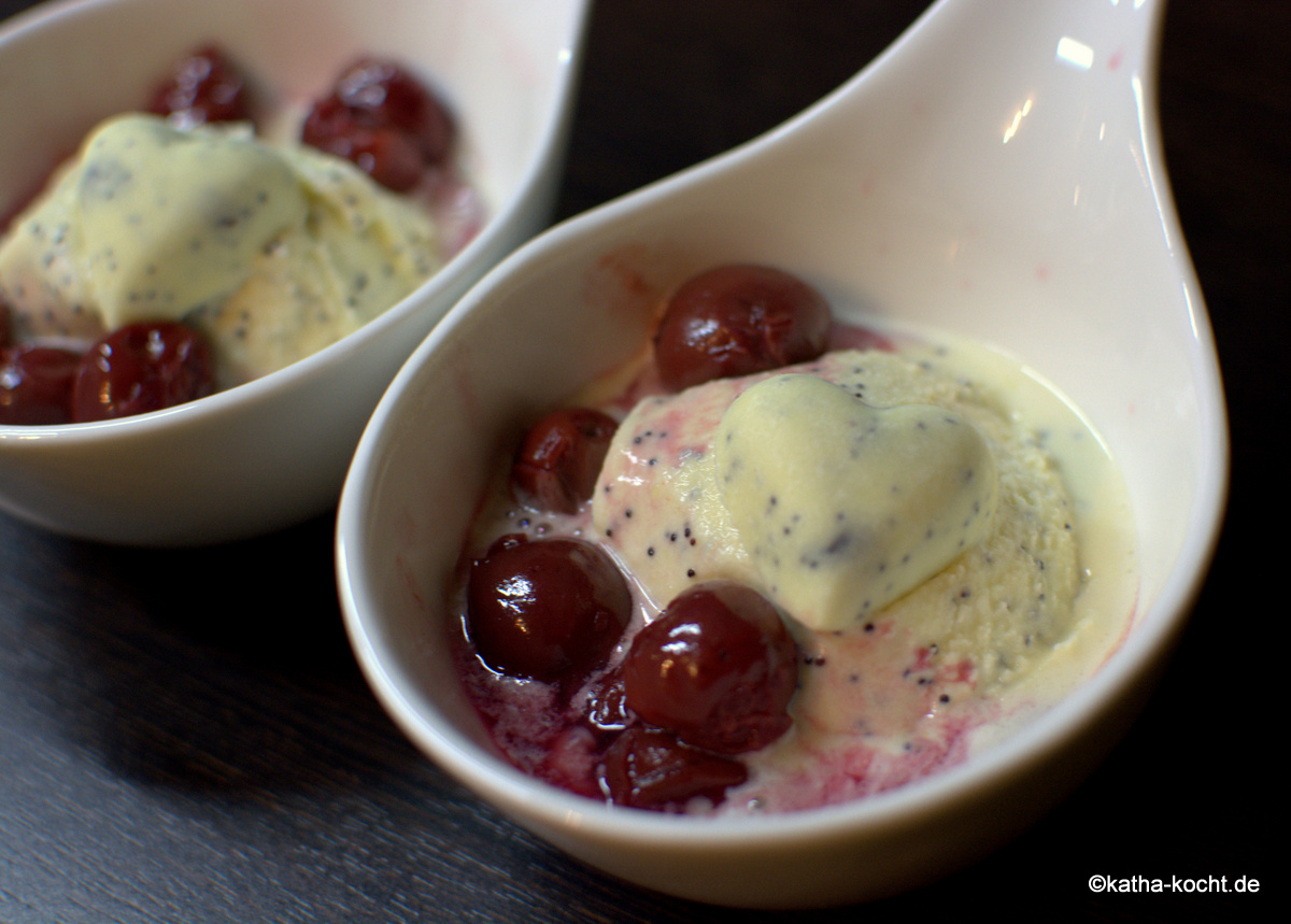 weiße schokolade-mohn eis mit heißen kirschen