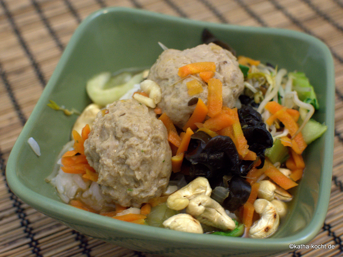 Chinesische Schweinebällchen mit scharfem Gemüse