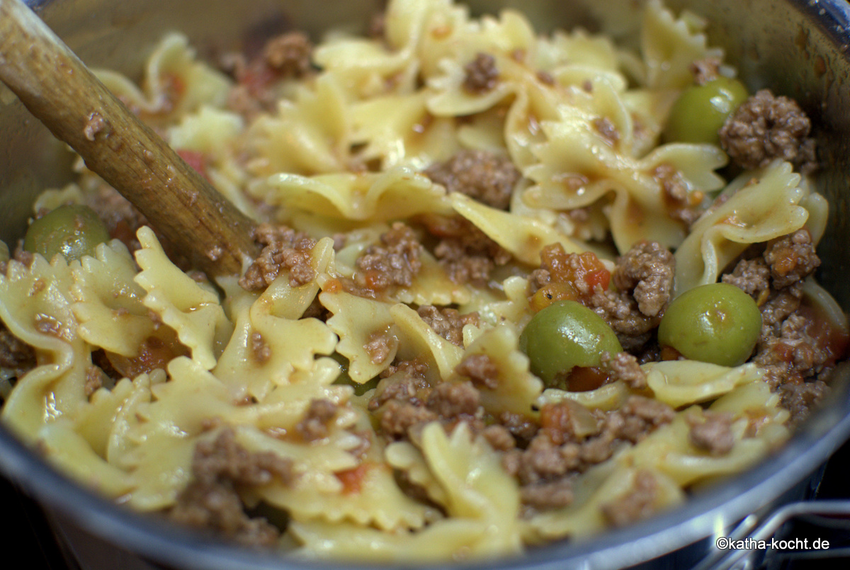 Farfalle mit Hackfleisch, Oliven und getrockneten Tomaten - Katha-kocht! Farfalle mit Hackfleisch, Oliven und getrockneten Tomaten - Katha-kocht!