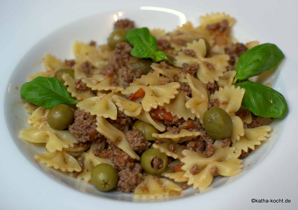 Farfalle mit Hackfleisch, Oliven und getrockneten Tomaten