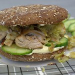 Vollkorn Hähnchen-Sandwich mit Rosenkohl und Senfsauce