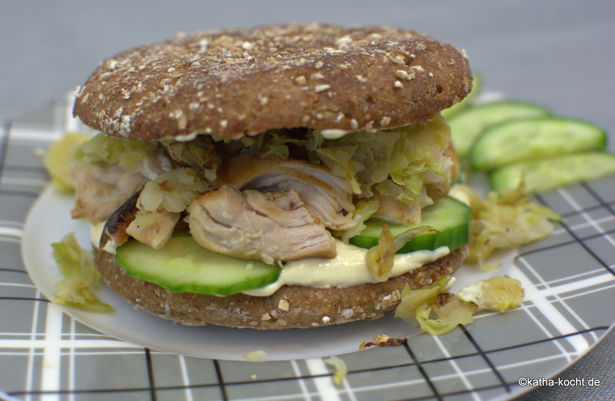 Vollkorn Hähnchen-Sandwich mit Rosenkohl und Senfsauce