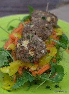 Offenes Sandwich mit Feta-Hackbällchen