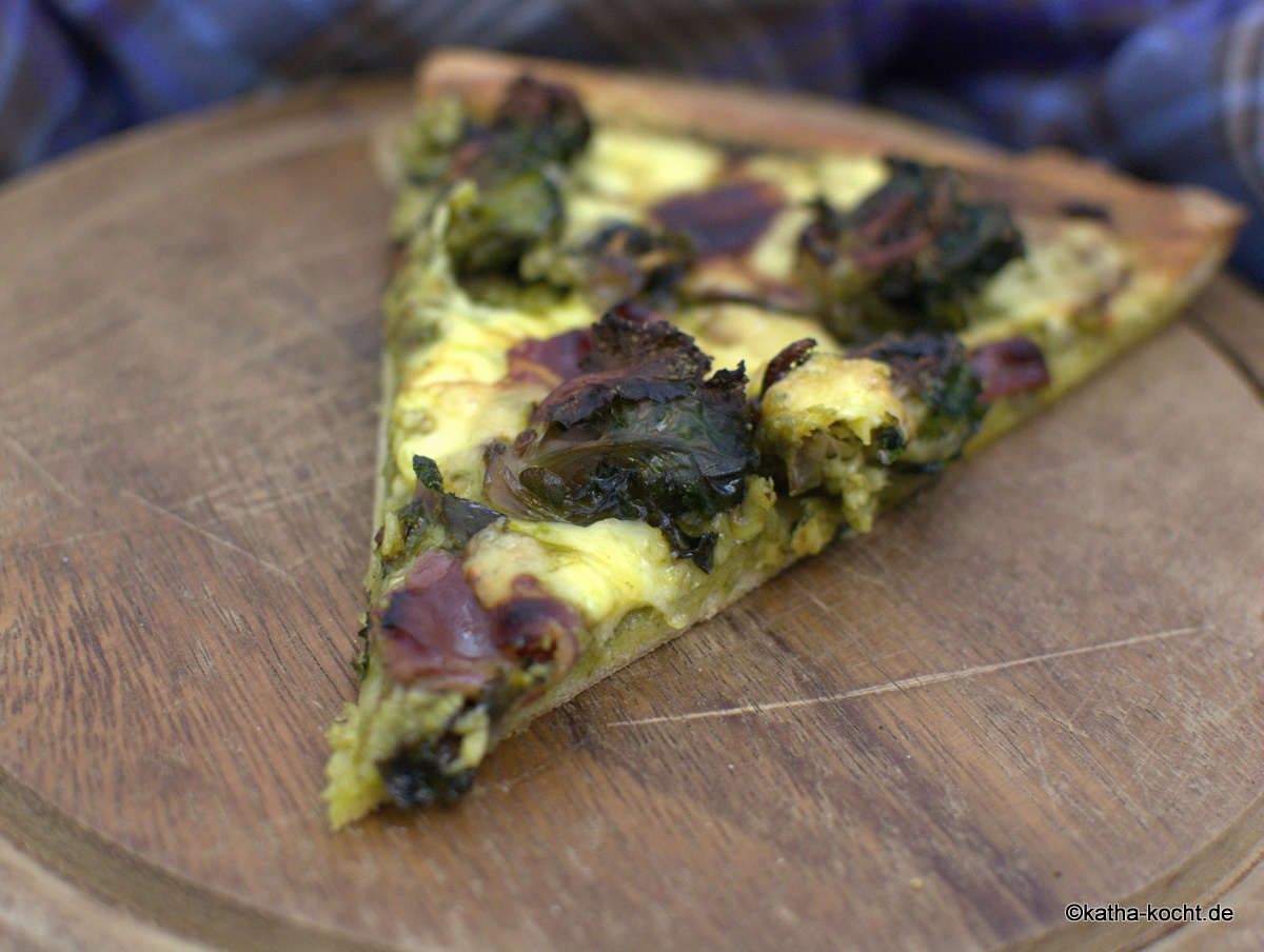 Pizza mit Gänseschinken und Flower Sprouts