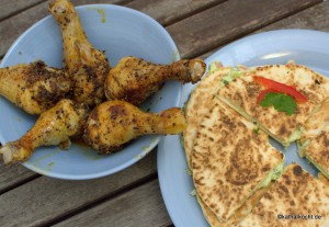 Gefüllte Tortilla-Ecken und würzige Hähnchenkeulen