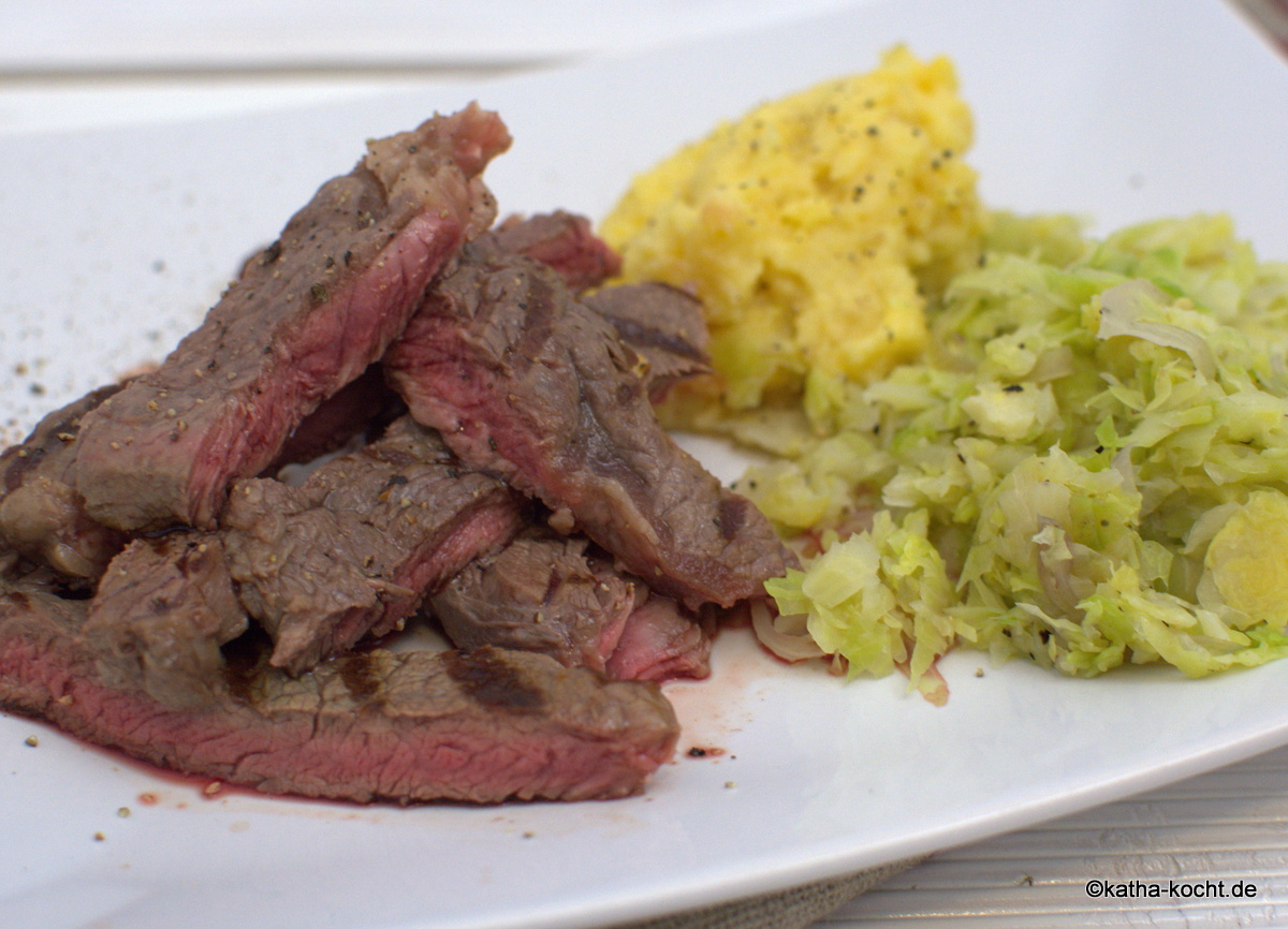 Steak mit Steckrübenpüree und Rosenkohl