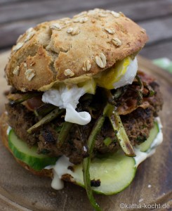 Roggen Burger mit Spargel und pochiertem Ei