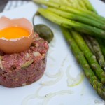 Feines Tartar mit gebackenem Spargel