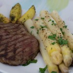 In Folie gebackener Spargel mit Steak