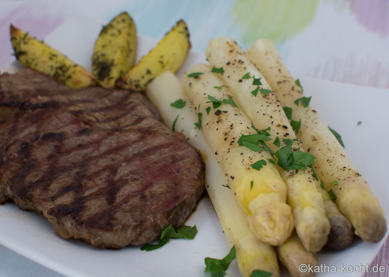 In Folie gebackener Spargel mit Steak