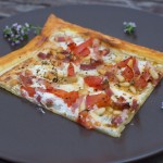 Blätterteigpizza mit Speck und Tomaten