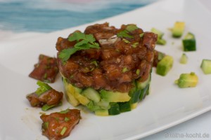 Lachs Tartar auf Gurke-Avocado Salat