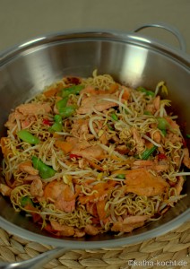Wok Nudeln mit Huhn und Zuckerschoten