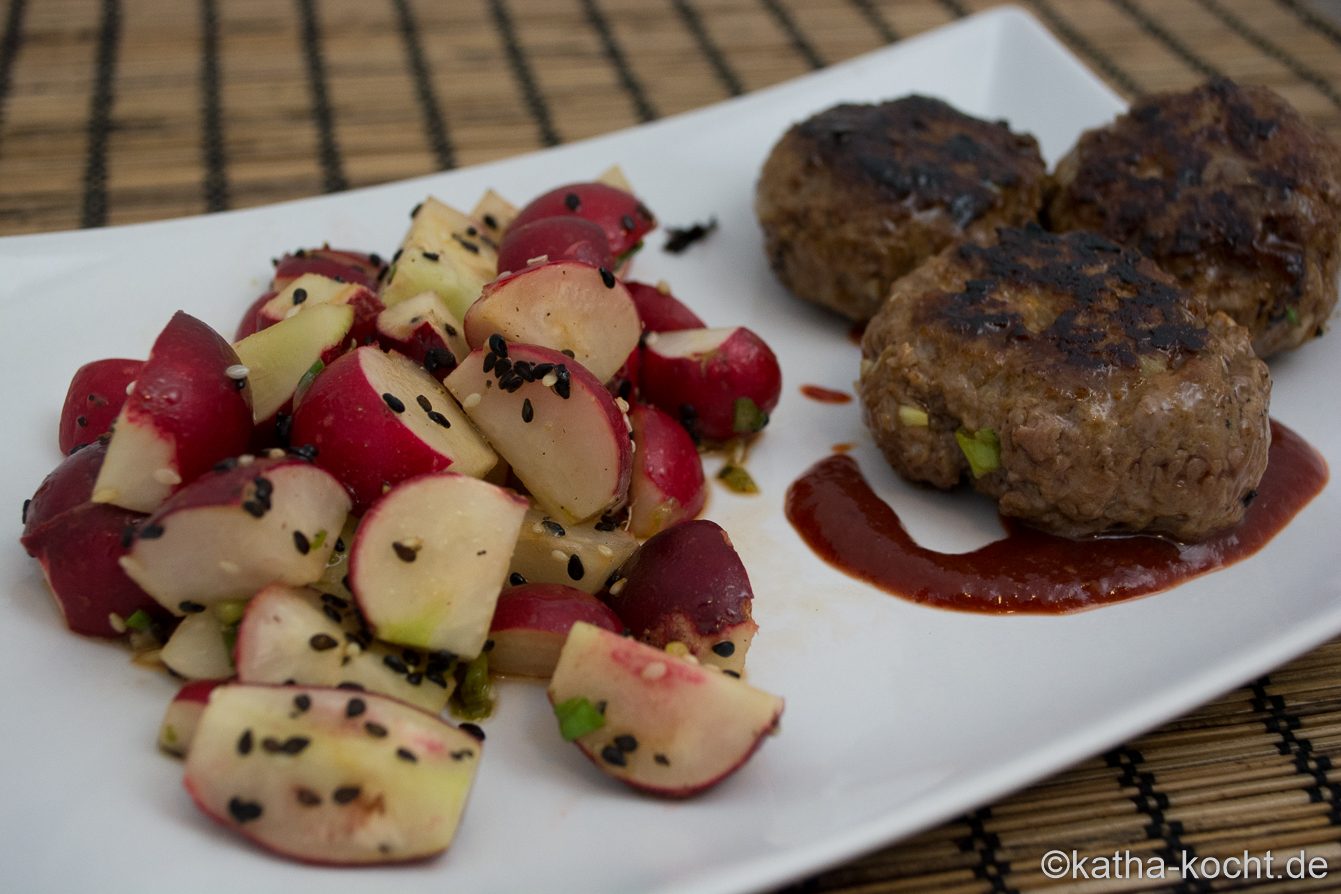 Bouletten auf asiatischem Radieschensalat