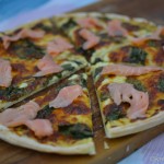 Pizza mit Mangold und Räucherlachs auf Honig-Senf-Sauce