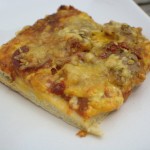 Pizza mit Salami und Wurst