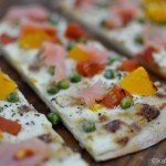 Schnelle Pizzazunge mit bunten Tomaten und Räucherlachs