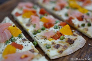 Schnelle Pizzazunge mit bunten Tomaten und Räucherlachs