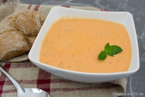 Tomaten Ricotta Suppe mit etwas Minze