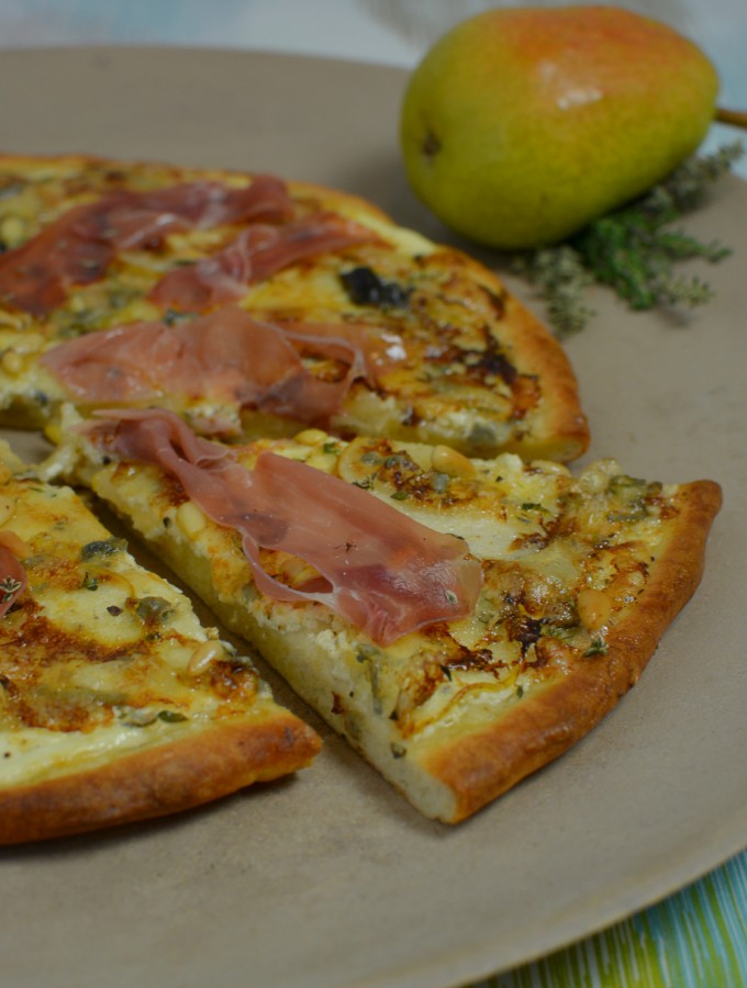 Spätsommer Pizza mit Birne und Schinken