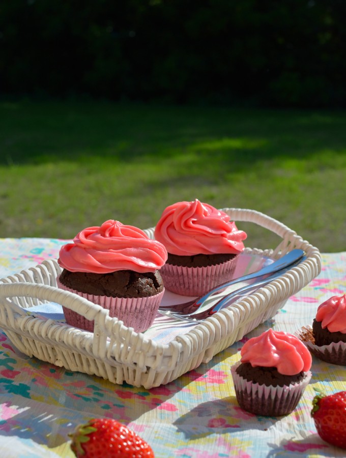 Schokocupcakes mit rosa Frischkäsefrosting