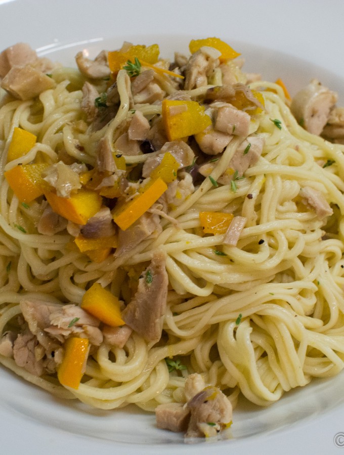 Spaghetti mit Zucchini und Brathähnchenresten