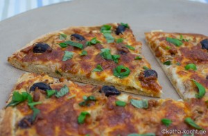 Thunfisch Pizza mit weißer Sauce
