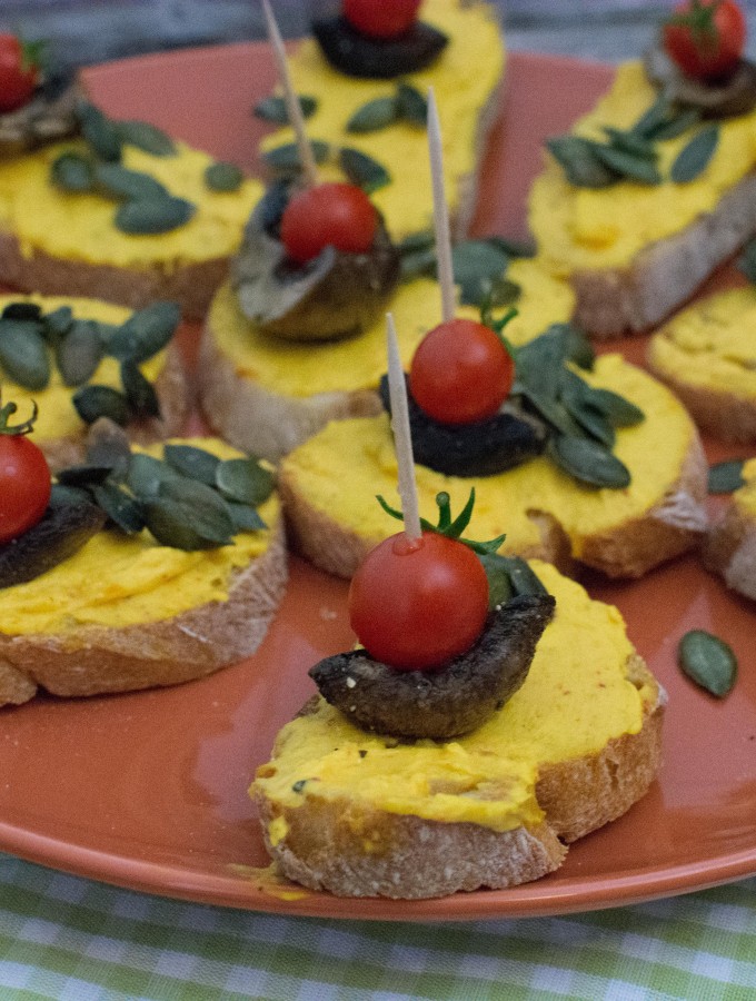 Schnittchen mit Kürbiscreme und Pilzen