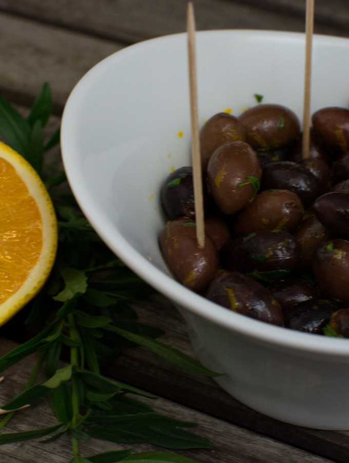 Oliven mit Orange und Ysop