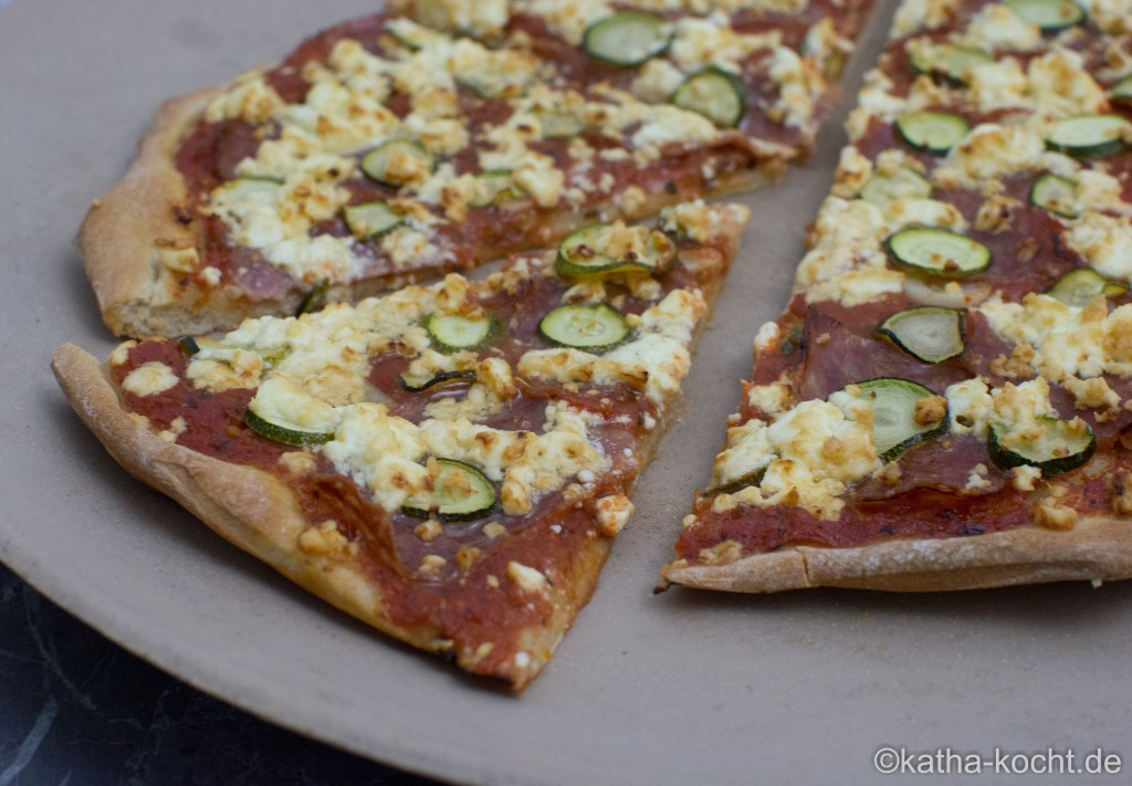 Salami Pizza mit Zucchini und Schafskäse - Katha-kocht!